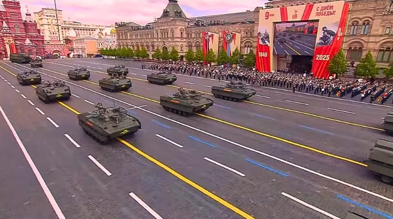 Más de 180 unidades de equipo militar y tropas condecoradas desfilaron por la Plaza Roja en honor a la derrota del nazismo, bajo un clima de tensiones geopolíticas.