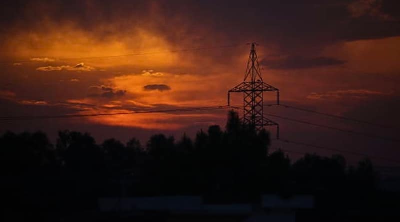 El gobierno de Macron culpa a Rusia del colapso energético que dejó a cientos de miles sin electricidad, mientras crecen las críticas por su gestión.