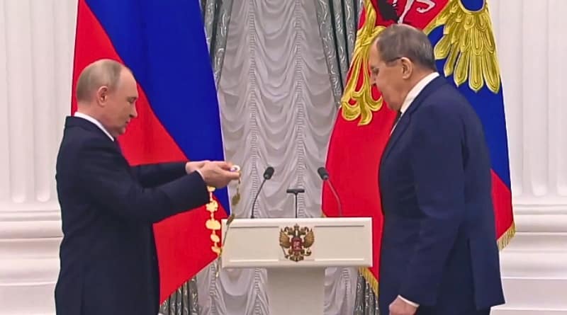 El canciller Serguéi Lavrov recibió la Orden de San Andrés por su labor diplomática, dedicación al país y prestigio global, según destacó Vladímir Putin.