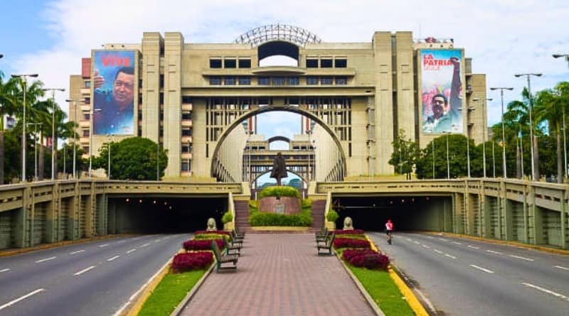 Caracas acusa a Washington de montar un “guion imperial” contra Maduro tras declaraciones de la fiscal Pam Bondi, a quien señalan de difundir calumnias.