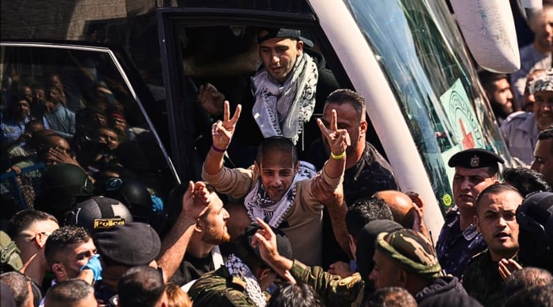 Más de 1,900 palestinos son liberados como parte de la primera fase del acuerdo de paz mediado por Estados Unidos en Oriente Medio.